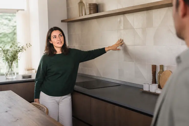 Tendance crédence cuisine XXL avec motifs géométriques dans une cuisine moderne française.