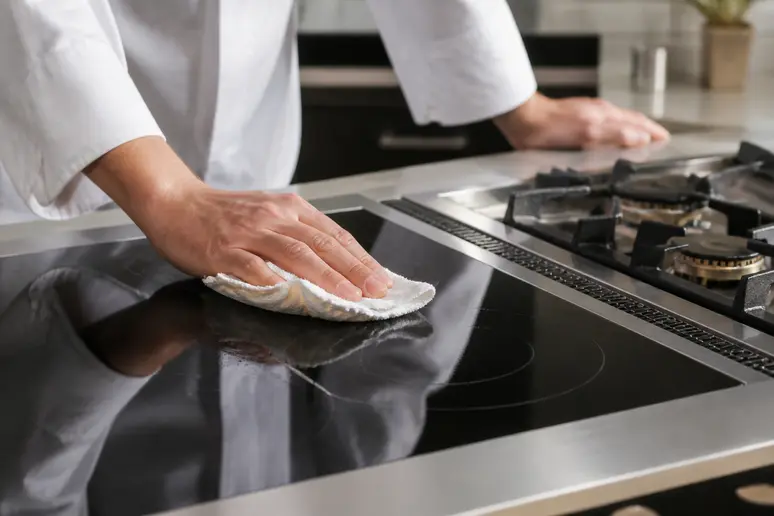 Entretien d'une plaque à induction d'un piano de cuisine gaz induction.
