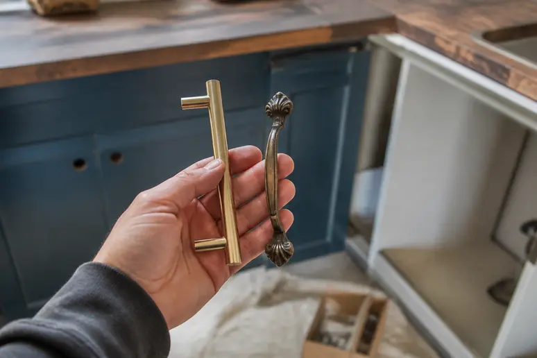 Remplacement de poignées pour moderniser et rénover une cuisine ancienne