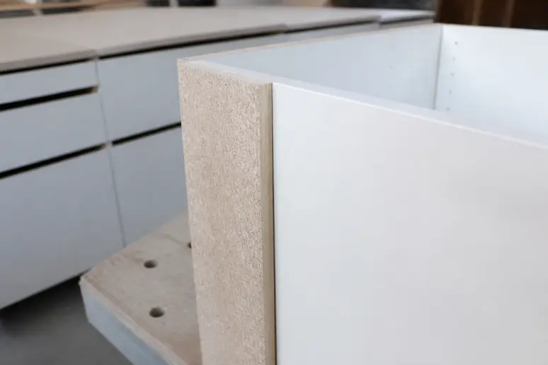 Gros plan sur la tranche d un caisson de meuble de cuisine montrant l épaisseur des panneaux