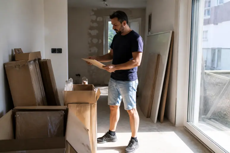 Contrôle des colis et des références de cuisine avant l'installation des meubles