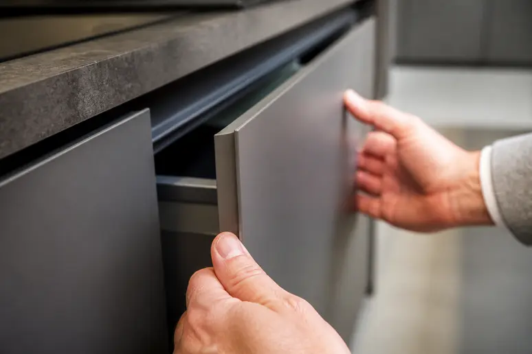Examen minutieux de la qualité des finitions et des matériaux d'un meuble de cuisine