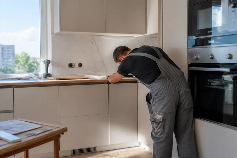 Aménagement d'une cuisine en angle avec meubles bas et plan de travail