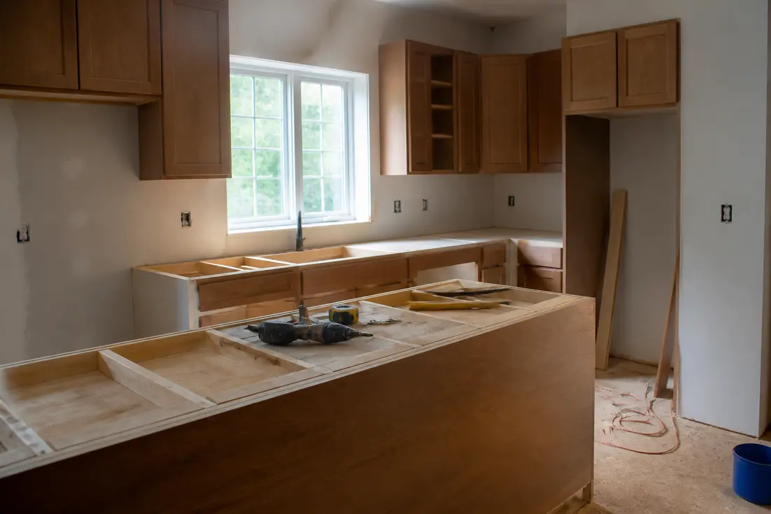 Intérieur de cuisine en cours de rénovation avec des meubles en bois, illustrant un avis cuisine oskab.