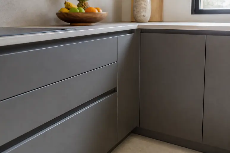 Caisson de meuble de cuisine pré-assemblé avec finition soignée et structure robuste.