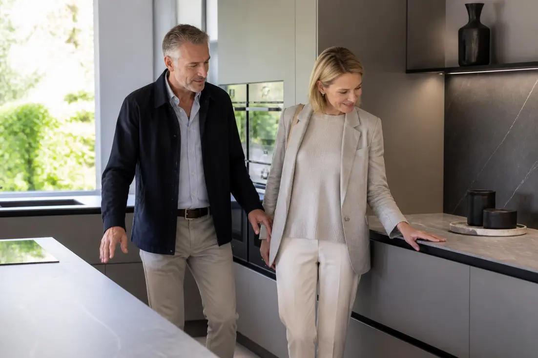 Propriétaires découvrant leur nouvelle installation avec les avis cuisine veneta dans leur intérieur lumineux