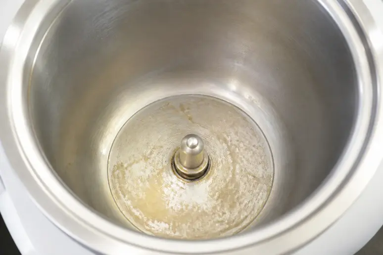 Fond de cuve de sorbetière présentant des traces suspectes de suintement du liquide réfrigérant