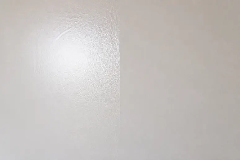 Mur de cuisine montrant la différence de rendu entre peinture velours mate et satinée