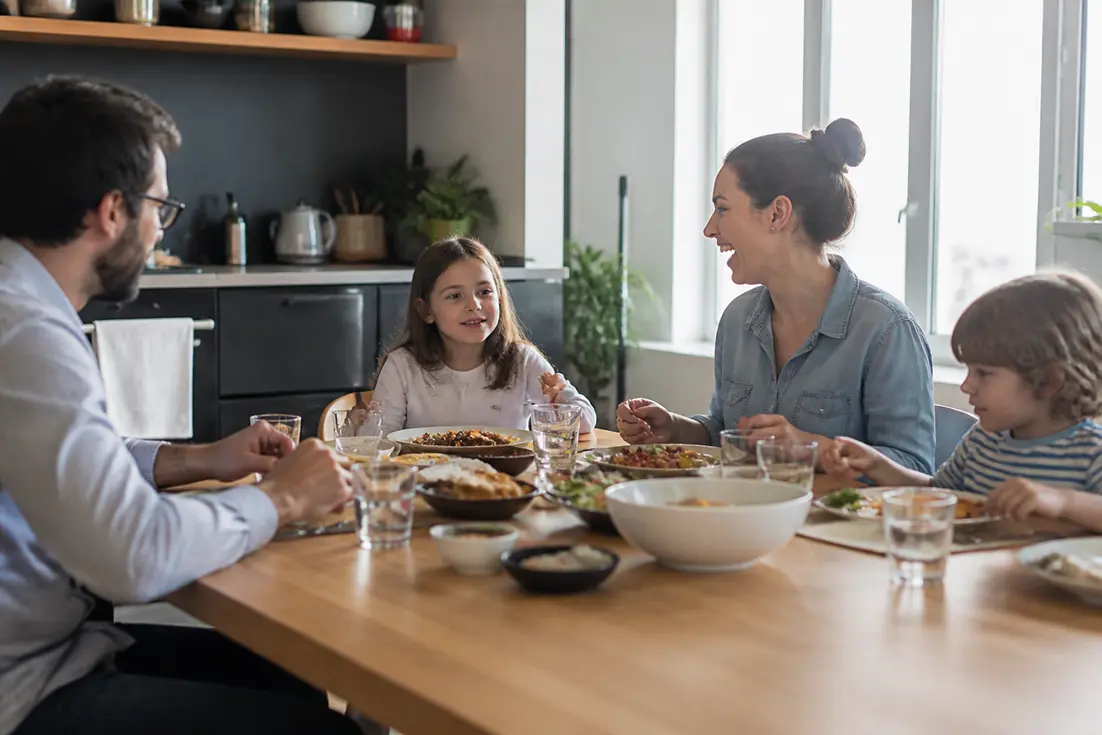 Choisir la table de cuisine adaptée pour quatre personnes dans un espace lumineux