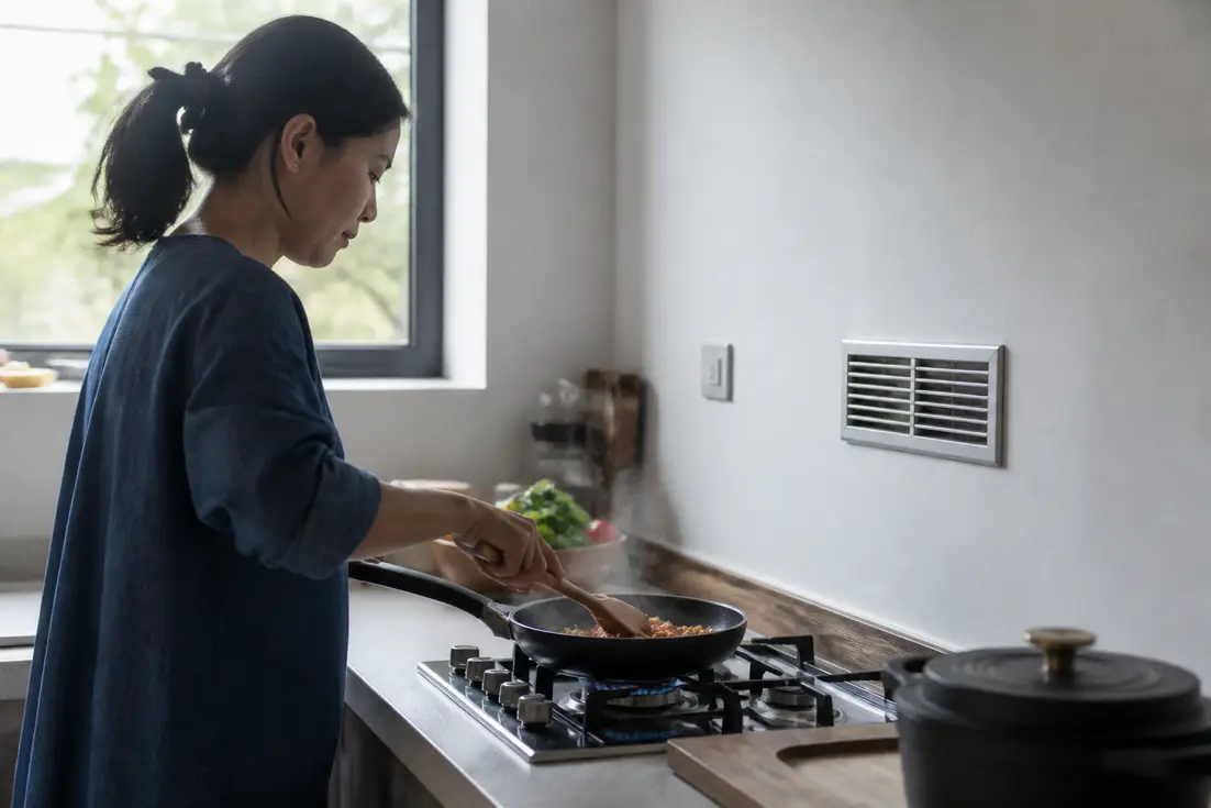 Aménagement et astuces cuisine sans hotte avec une grille de ventilation murale efficace au quotidien