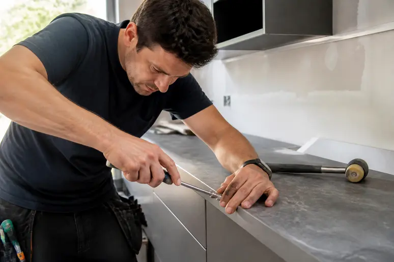 Installation minutieuse des caissons et ajustement de la pose de cuisine